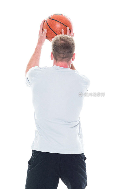 1人/一人/后视图/腰部以上20-29岁英俊的人棕色头发/短发白人男性/年轻男子运动员/运动员/篮球运动员站在白人背景谁正在投掷